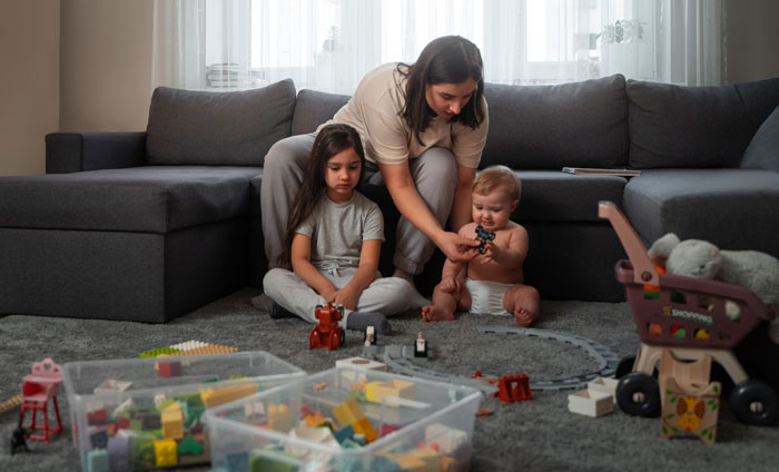 Família organizando itens infantis para troca